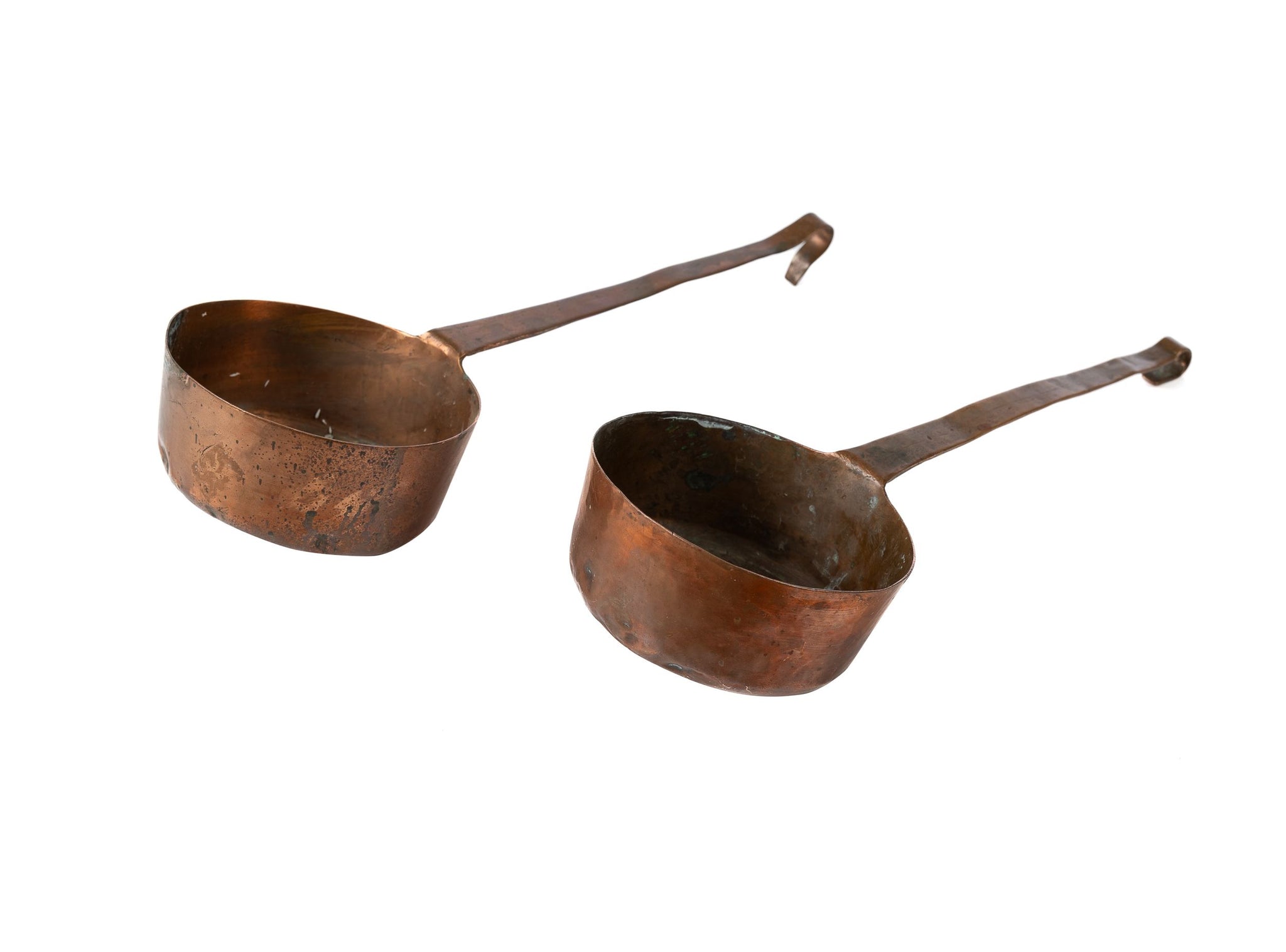 Set of 2 copper pots with long handles. Discovered in Provence