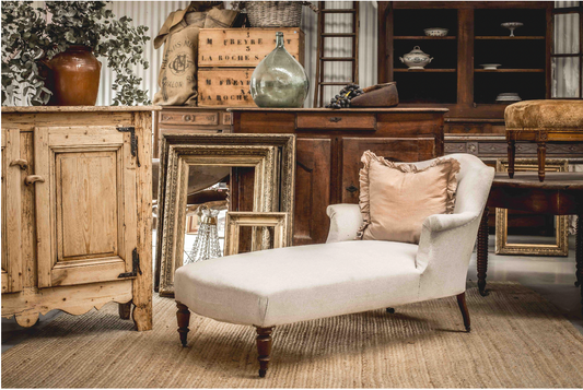 A beautiful upholstered French chaise longue on petite castors in excellent condition
