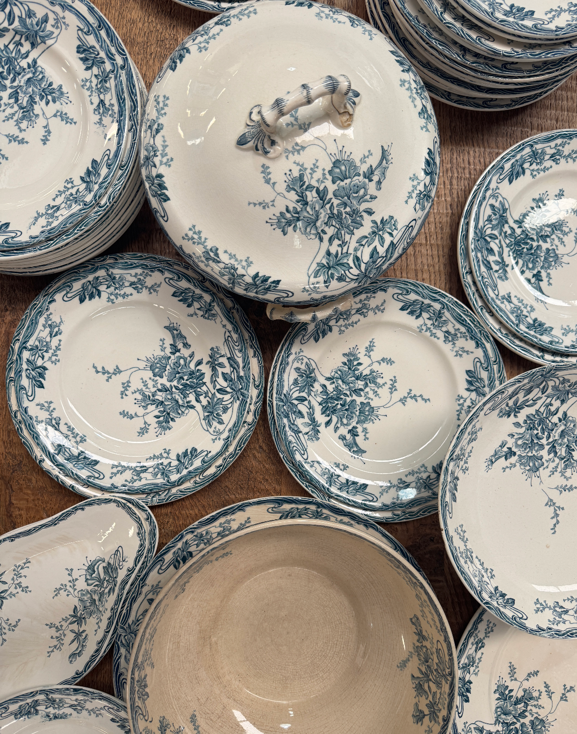 A beautiful and extensive 47-pieces antique French dinner service by Longwy, in the delicate Azalées pattern.